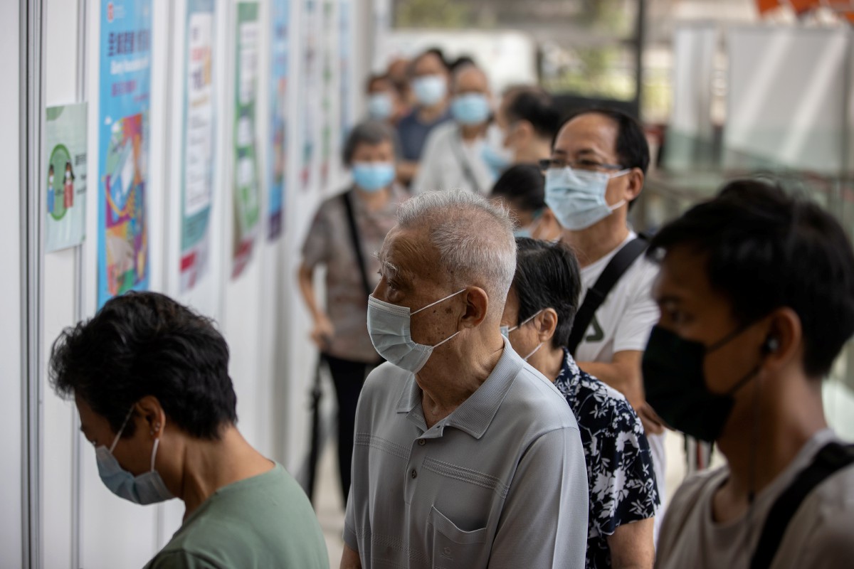 Orang ramai beratur untuk mendapatkan suntikan vaksin Covid-19 di Hong Kong. - FOTO EPA