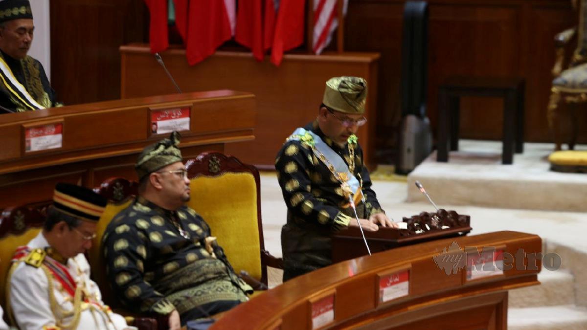 Menteri Besar Kelantan, Datuk Mohd Nassuruddin Daud yang membacakan titah Sultan Kelantan, Sultan Muhammad V di  Istiadat Pembukaan Penggal Kedua Dewan Undangan Negeri (DUN) Kelantan, hari ini. FOTO NIK ABDULLAH NIK OMAR