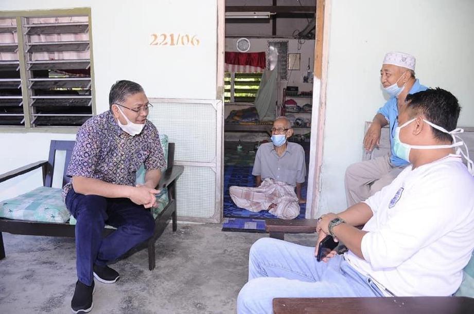 SHAMSUL Anuar bertanya khabar Ibrahim ketika melawat warga emas itu di Kampung Kota Tampan, Lenggong hari ini. 