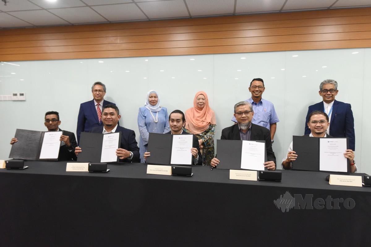 AZIZAH (berdiri belakang tengah) bersama Norati (berdiri belakang dari dua kiri)  menyaksikan Majlis Menandatangani Surat Tawaran Pembiayaan kepada Usahawan PMB Tijari Berhad di Wisma Pelaburan Mara Berhad (PMB), Jalan Lumut, semalam.