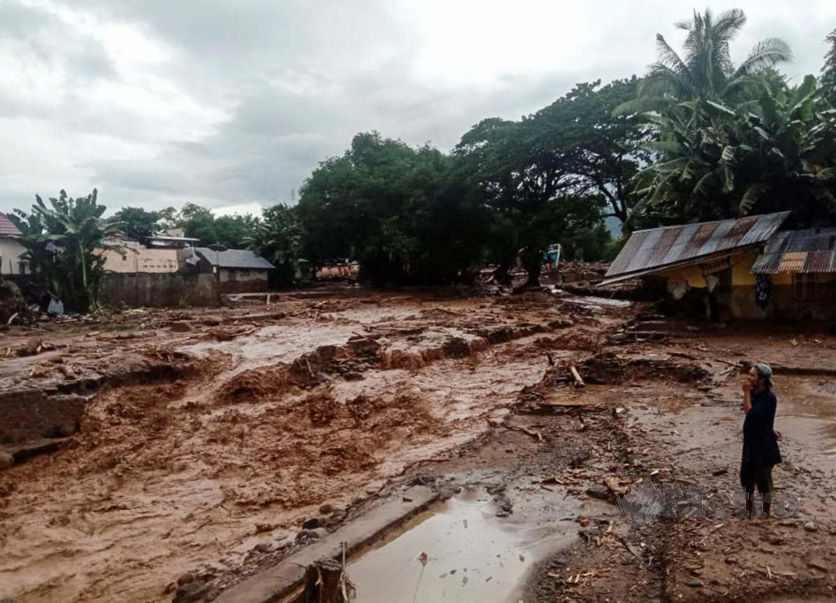 KEADAAN di kampung yang terletak di Adonara, Flores Timur selepas dilanda banjir kilat. - EPA