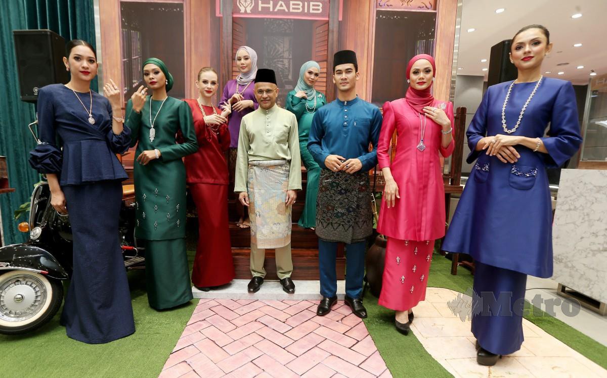 MEER (tengah) bersama model menggayakan koleksi raya terbaru Habib Rantaian Kasih 2022 di Pavilion Bukit Jalil. - Gambar NSTP/ROHANIS SHUKRI