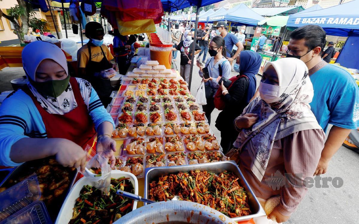Foto hiasan menunjukkan orang ramai berkunjung ke Bazar Ramadan Kampung Baru untuk membeli juadah berbuka puasa. - FOTO NSTP