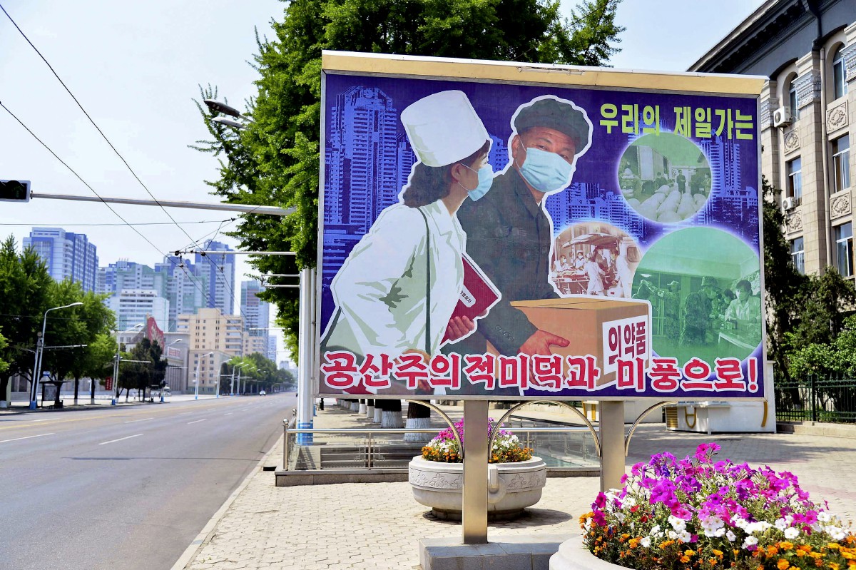 Papan iklan yang dipaparkan di Pyongyang, Korea Utara. - FOTO Reuters