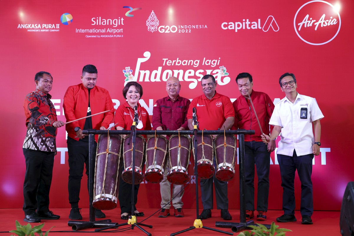 Ketua Pegawai Eksekutif Capital A Berhad, Tan Sri Tony Fernandes (tiga dari kanan) pada majlis pelancaran penerbangan sulung AirAsia Indonesia bagi laluan Jakarta-Silangit.