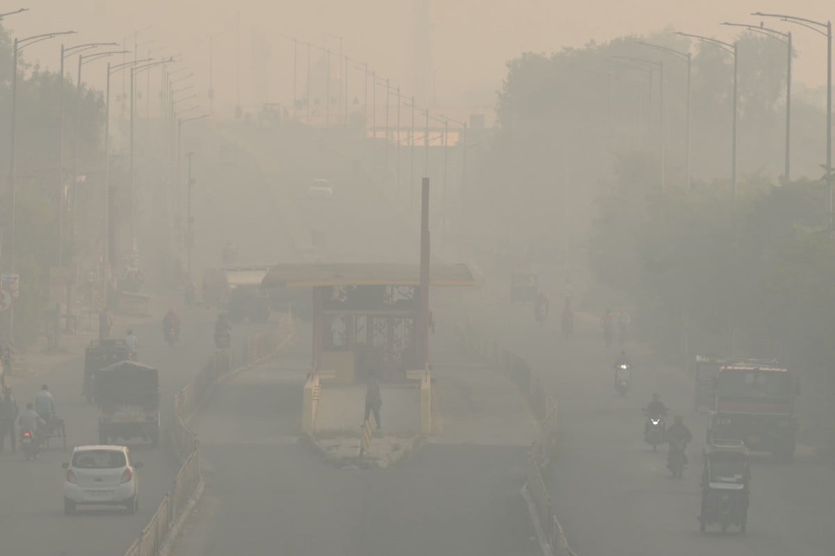 Keadaan di India yang berjerebu. - FOTO AFP