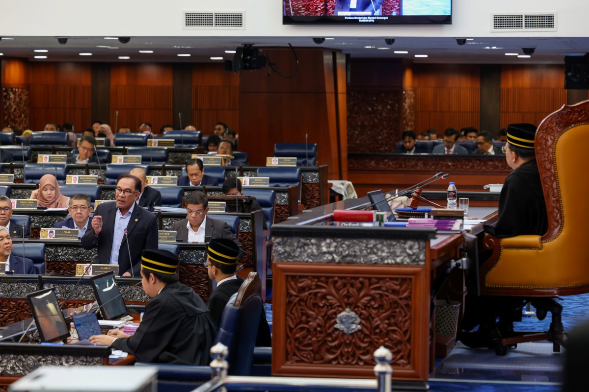 Perdana Menteri Datuk Seri Anwar Ibrahim ketika sesi soal jawab pada Persidangan Dewan Rakyat di Bangunan Parlimen. - FOTO BERNAMA