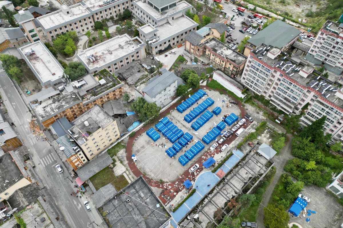 Khemah sementara didirikan untuk menempatkan mangsa gempa bumi di Sichuan, China. - FOTO AFP