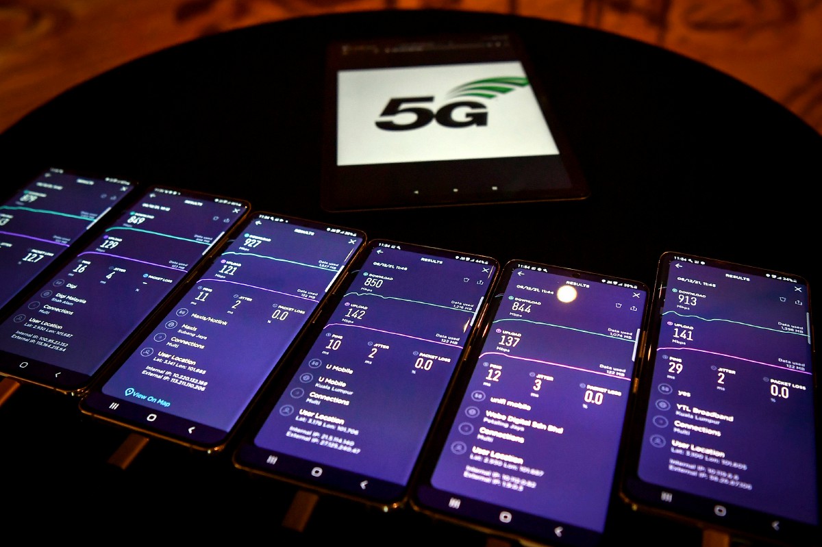 Ujian kelajuan perkhidmatan 5G pada prebiu media 5G Kini Sedia di Malaysia. - FOTO Bernama