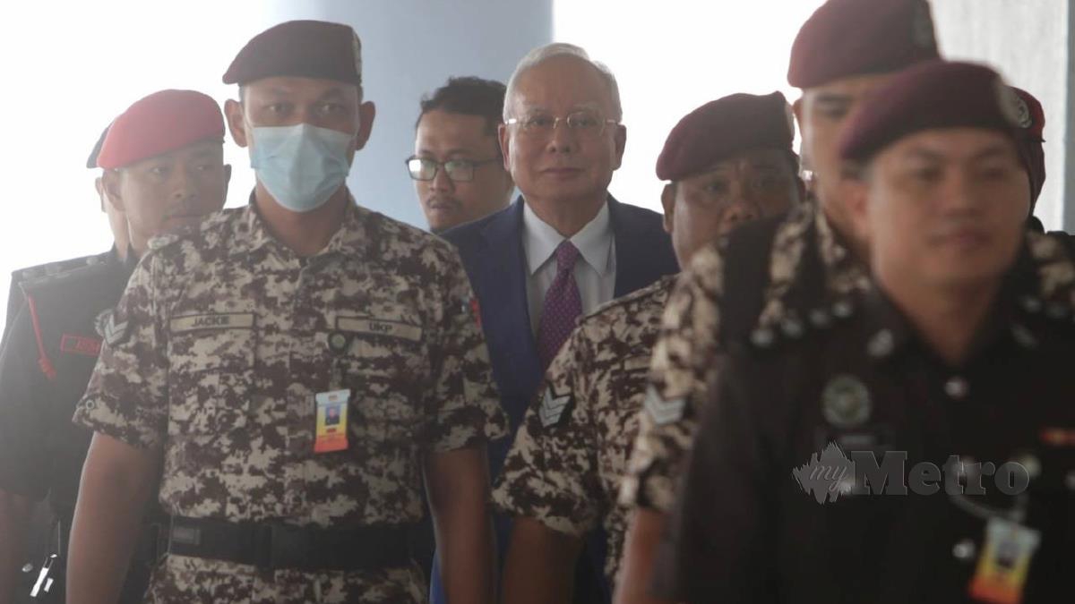 Datuk Seri Najib Razak, hadir diiringi pegawai penjara ke Mahkamah Tinggi Kuala Lumpur. FOTO MOHAMAD SHAHRIL BADRI SAALI