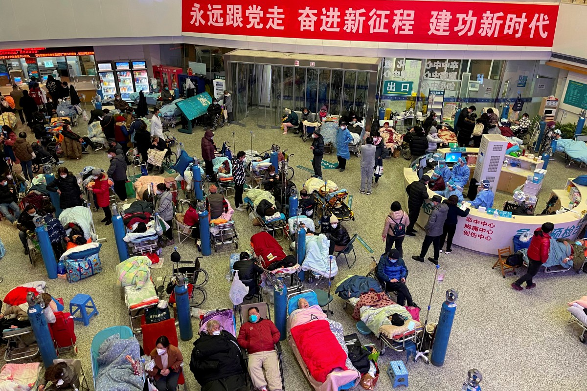 Pesakit wargas emas dengan gejala Covid-19 memenuhi ruang legar di Hospital Changhai di Shanghai, China. - FOTO AP