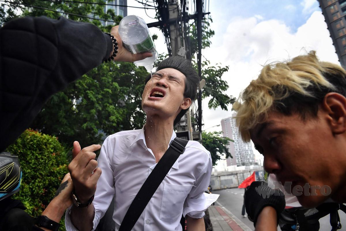 Peserta demonstrasi mendesak peletakan jawatan Prayut. - FOTO AFP