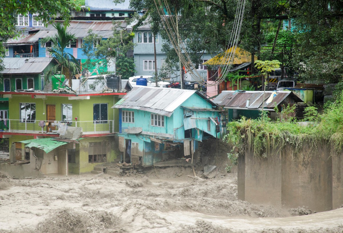 Antara kediaman yang terjejas teruk akibat banjir. - FOTO Reuters
