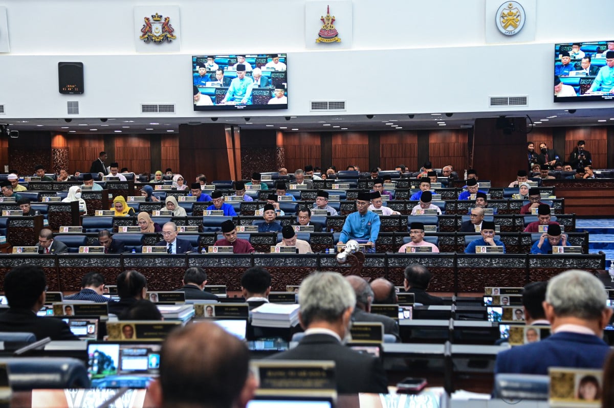 Menteri Kewangan Tengku Datuk Seri Zafrul Tengku Abdul Aziz ketika membentangkan Bajet 2023 di Bangunan Parlimen.
