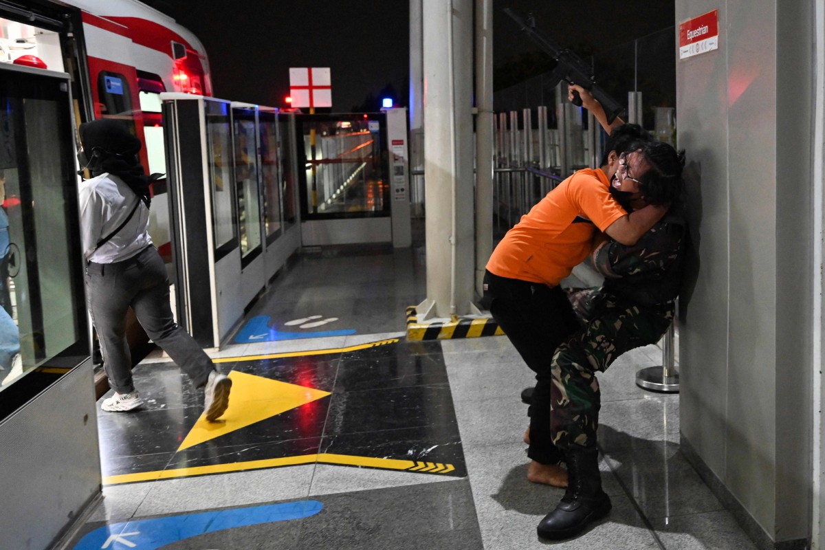 Antara aksi dilakonkan zombie di stesen LRT Jakarta. - FOTO AFP