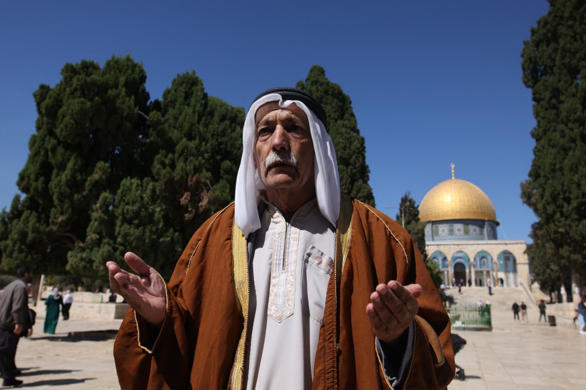 Seorang lelaki Palestin berdoa di pekarangan Masjid al-Aqsa. - FOTO AFP