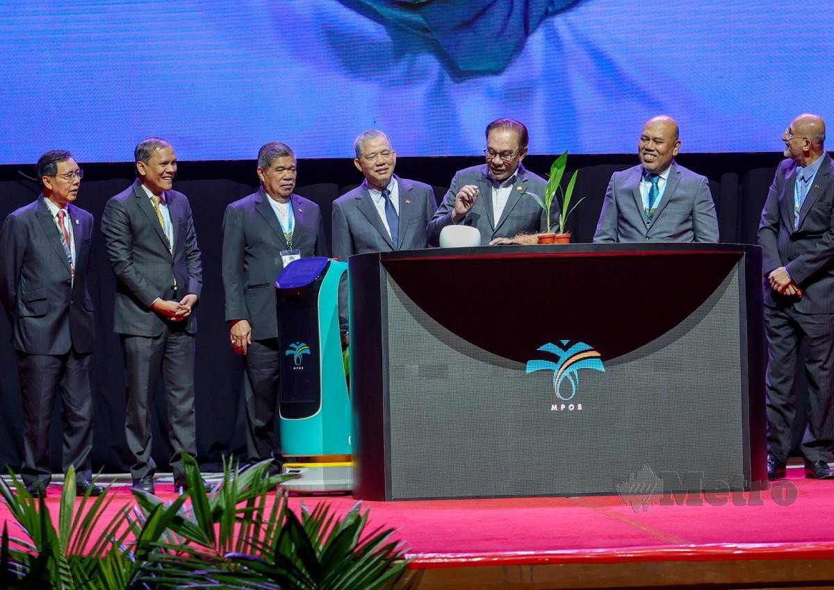 Fadillah (empat dari kanan) bersama Perdana Menteri, Datuk Seri Anwar Ibrahim melakukan gimik perasmian PIPOC 2023. - FOTO NSTP