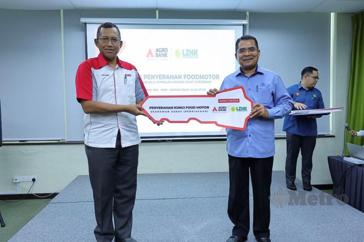 KETUA Pegawai Pembangunan Agrobank, Aminuddin Amenon (kiri) bersama Ketua Pegawai Eksekutif Lembaga Zakat Negeri Kedah (LZNK), Datuk Syeikh Zakaria Othman (kanan).
