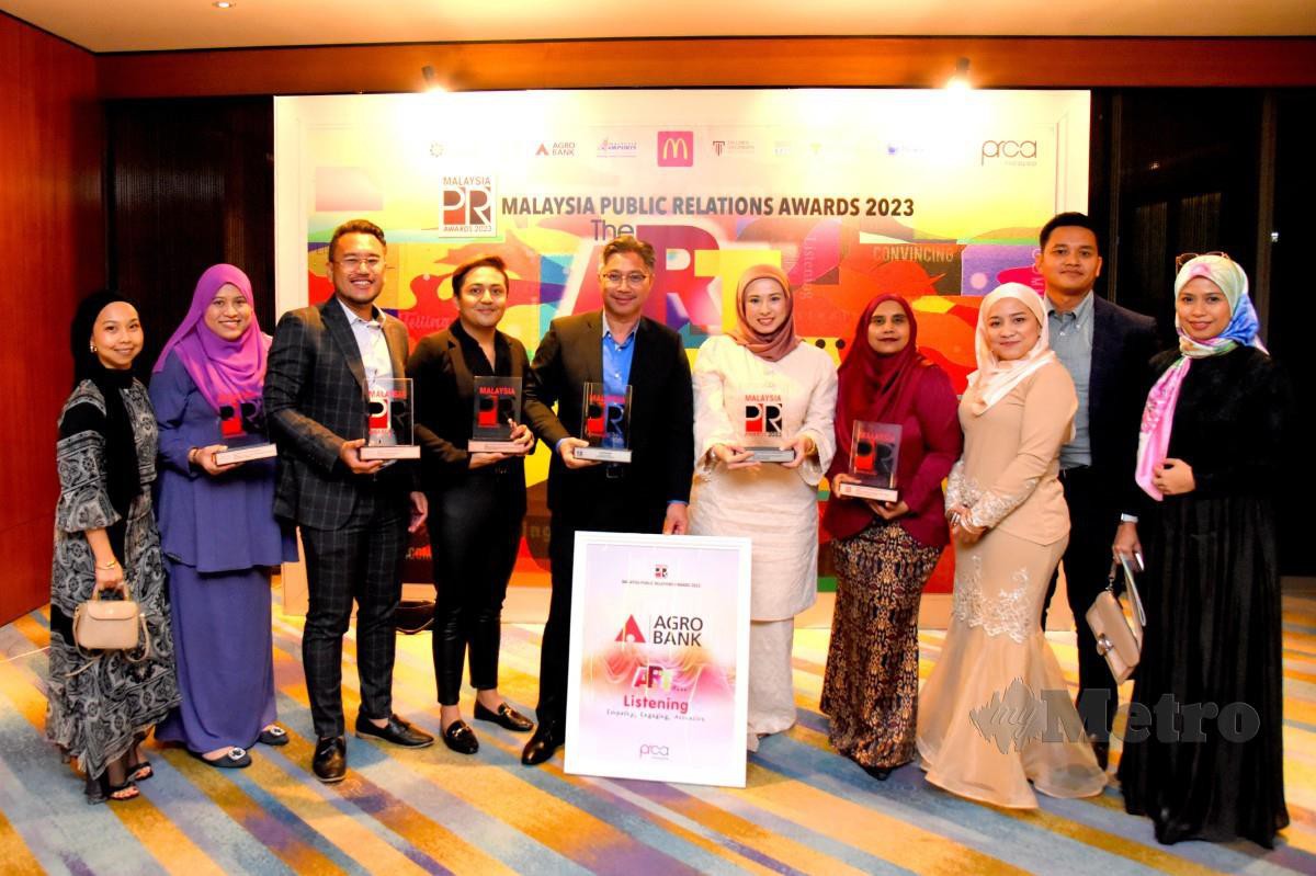 ROSDI (tengah) bersama kakitangan Agrobank pada Majlis Anugerah Perhubungan Awam Malaysia 2023.