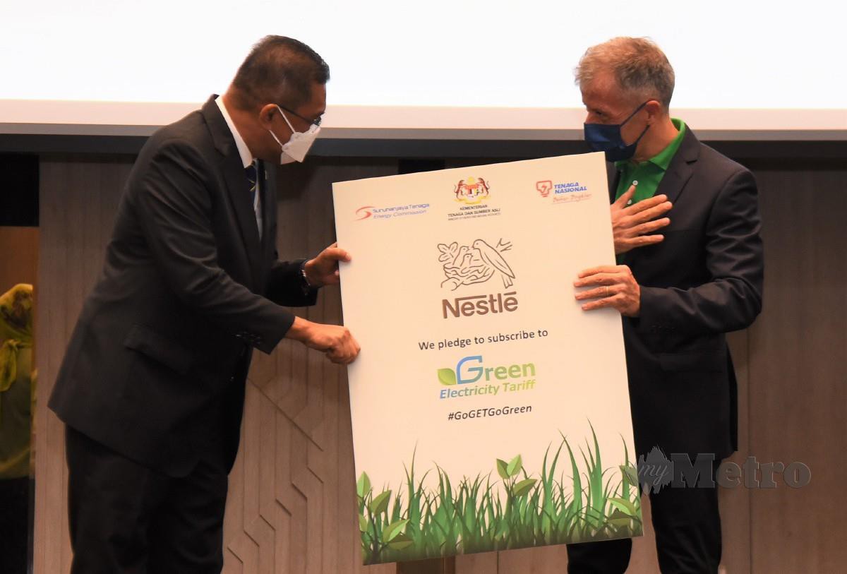 MENTERI Tenaga dan Sumber Asli, Datuk Seri Takiyuddin Hassan (kiri) dan Juan Aranols (kanan) pada majlis ikrar yang menandakan peralihan Nestlé Malaysia kepada penggunaan 100 peratus RE melalui program GET.