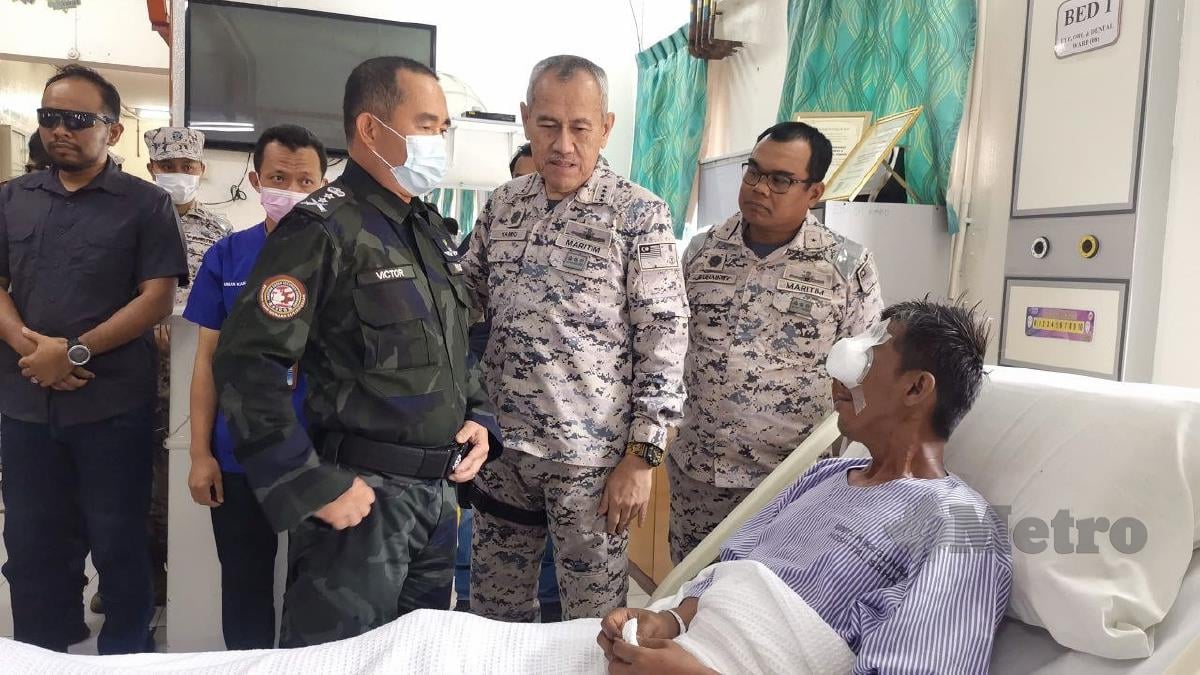 Ketua Pengarah Maritim Malaysia, Datuk Hamid Mohd Amin (tiga kanan) bersama Komander Esscom, Datuk Victor Sanjos (tiga kiri) melawat mangsa di Hospital Tawau, hari ini. FOTO Abdul Rahemang Taiming.