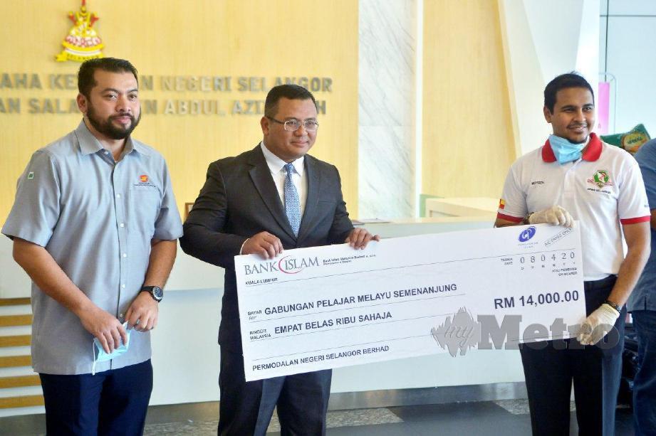 DATUK Seri Amirudin Shari (tengah) menerima cek RM14,000 daripada Timbalan Presiden Gabungan Pelajar Melayu Semenanjung (GPMS). FOTO Faiz Anuar
