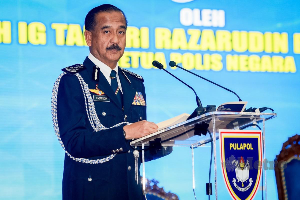 Ketua Polis Negara, Tan Sri Razarudin Husain menyampaikan ucapan pada majlis serah terima tugas Pengarah Jabatan Siasatan dan Penguatkuasaan Trafik di Pusat Latihan Polis (PULAPOL) Kuala Lumpur. FOTO ASYRAF HAMZAH