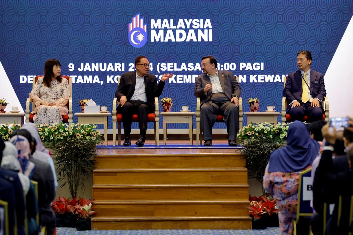 Perdana Menteri Datuk Seri Anwar Ibrahim (tiga, kanan) hadir pada Majlis Perhimpunan Bulanan Kementerian Kewangan. Turut hadir Menteri Kewangan II Datuk Seri Amir Hamzah Azizan (dua, kanan), Timbalan Menteri Kewangan Lim Hui Ying (kiri) dan Ketua Setiausaha Perbendaharaan Datuk Johan Mahmood Merican (kanan). - FOTO BERNAMA