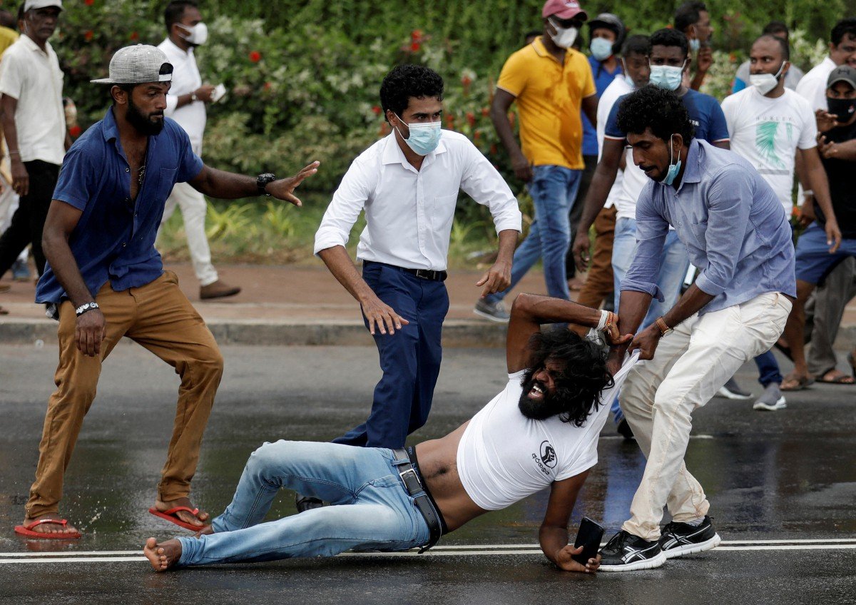 Penyokong parti pemerintah Sri Lanka menyerang peserta protes antikerajaan di Colombo. - FOTO Reuters