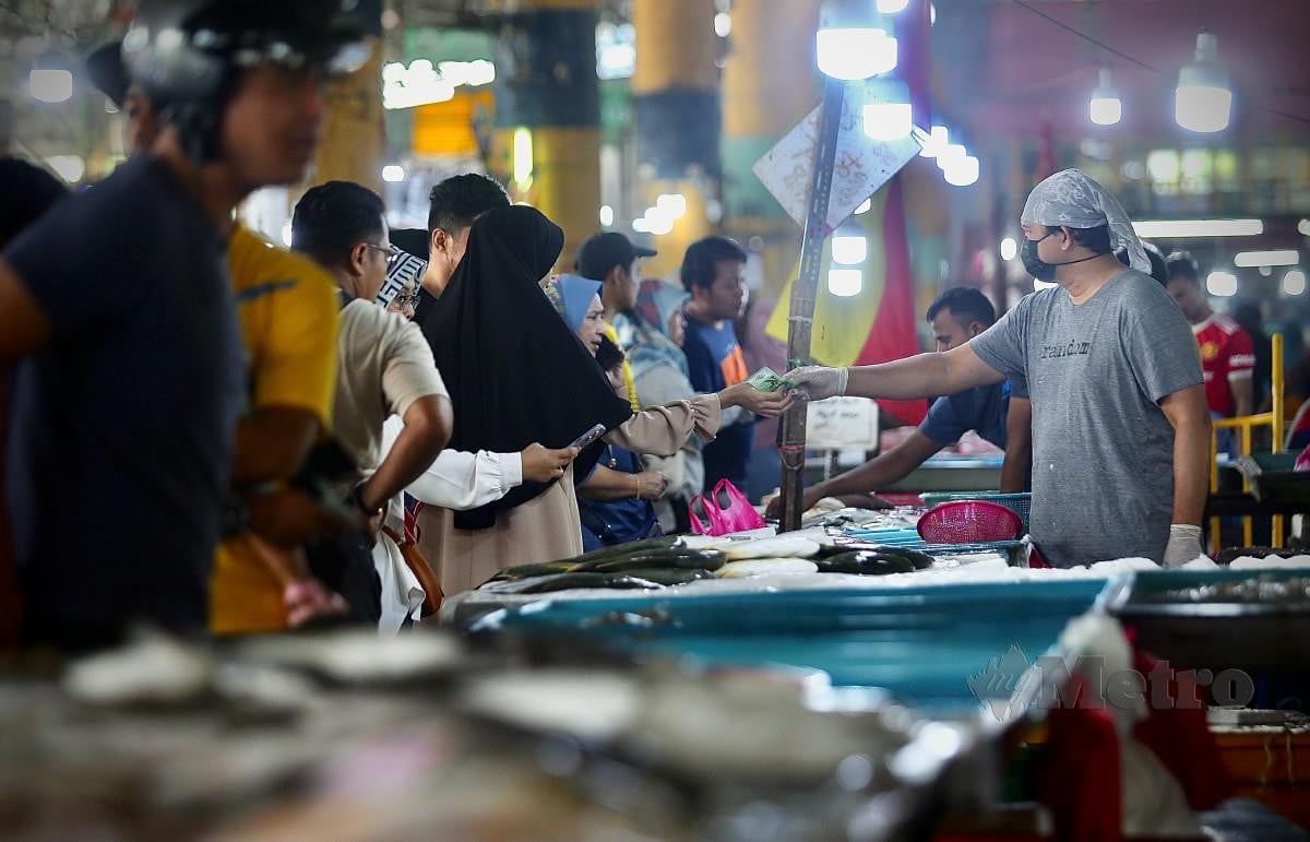 Orang ramai membeli ikan di Pasar Borong Selangor, Seri Kembangan. - FOTO NSTP/Azhar Ramli