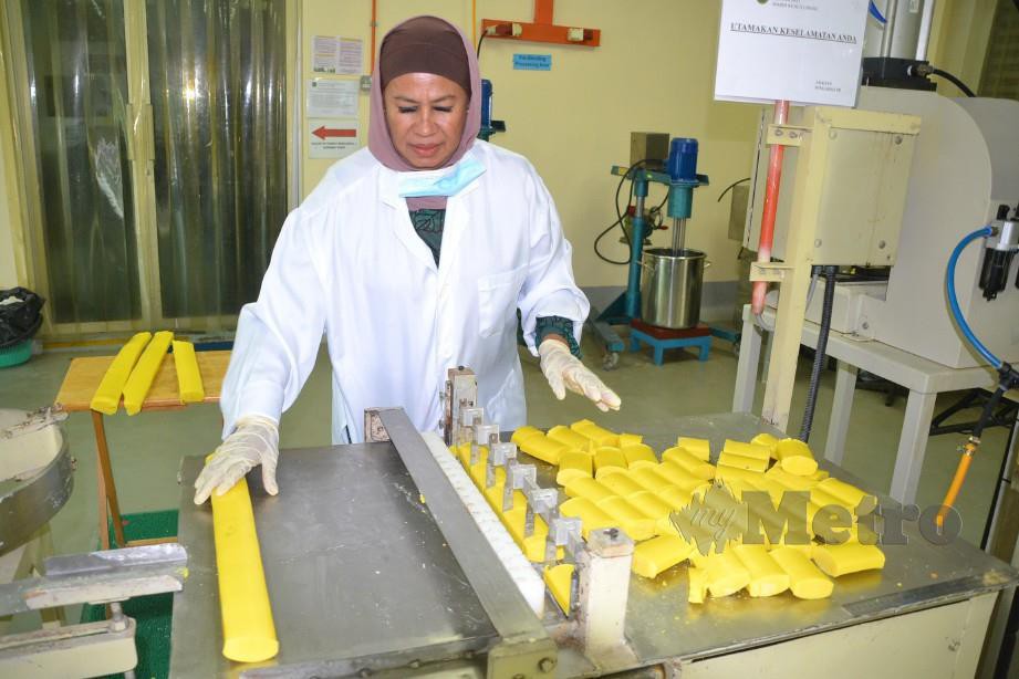 NORASMAH memanfaatkan pati serai wangi dimajukan melalui R&D Mardi Kuala Linggi untuk menghasilkan sabun serai wangi.