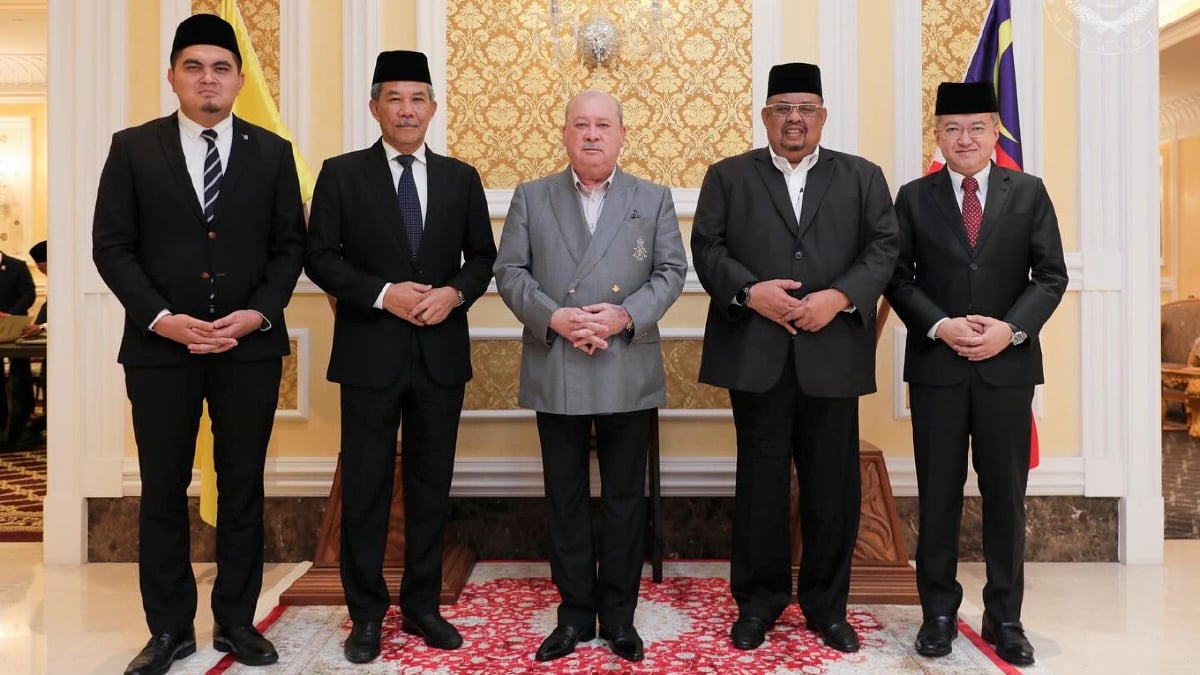 Sultan Ibrahim hari ini berkenan menerima mengadap pimpinan kanan UMNO dan DAP di Istana Negara. FOTO Facebook KDYMM Seri Paduka Baginda Yang di-Pertuan Agong, Sultan Ibrahim 