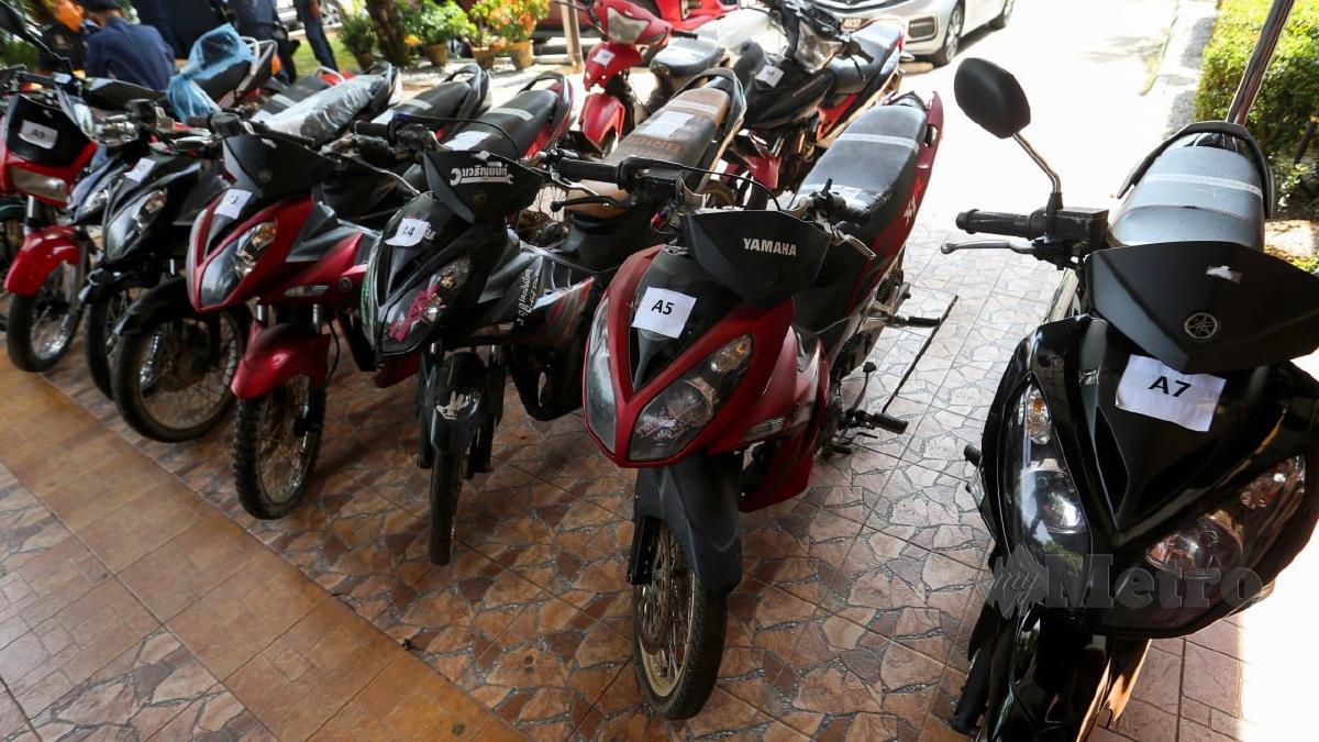 ANTARA 11 motosikal terpakai seludup bernilai RM42,113.50 termasuk cukai di Bukit Bunga, Tanah Merah yang dirampas di Bukit Bunga, Tanah Merah. FOTO NIK ABDULLAH NIK OMAR