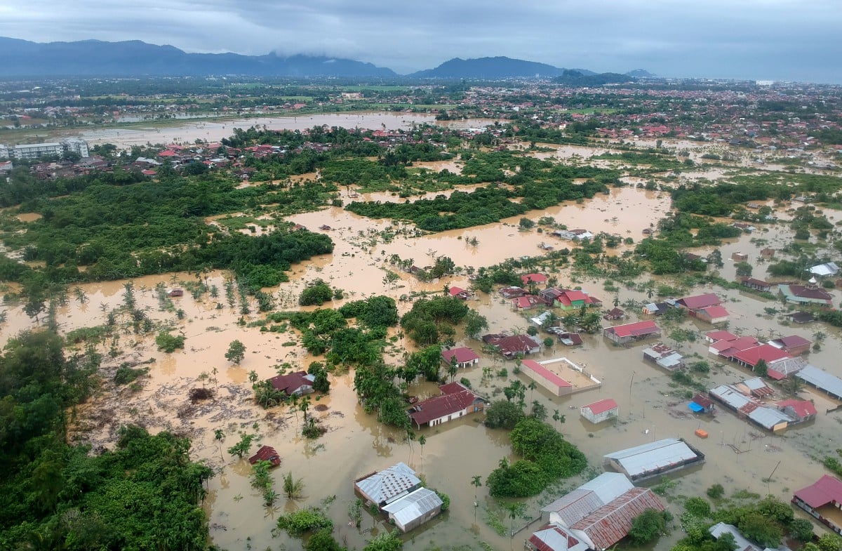 Antara kawasan di Padang, Sumatera Barat yang digenangi air. - FOTO Reuters