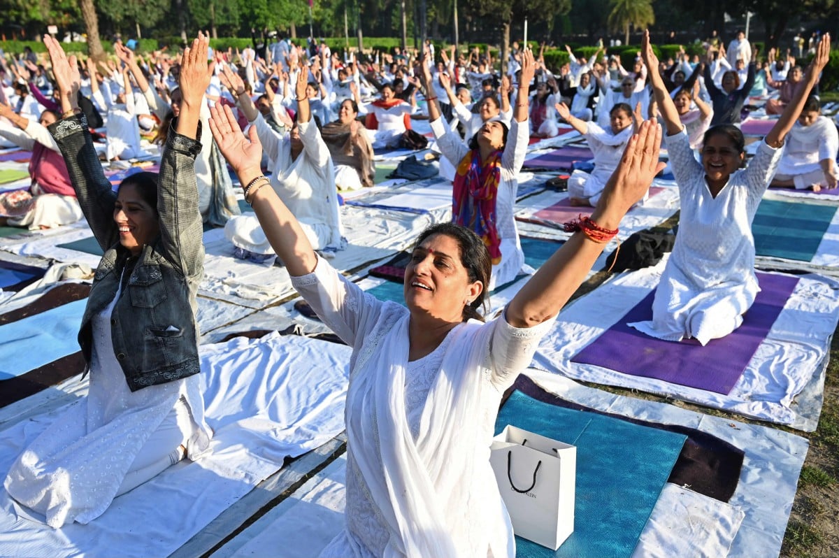 Orang ramai menyertai latihan yoga di Amritsar, India. - FOTO AFP