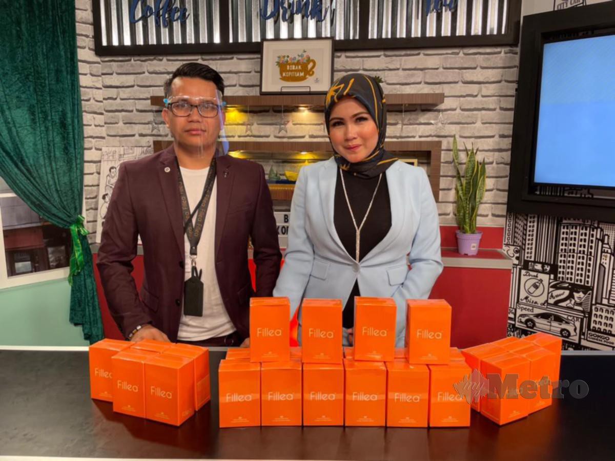 MAS Haryati (kanan) dan Muhammad Faizal bersama produk Fillea Tablet.