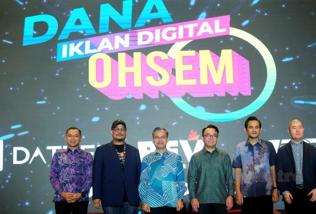 Menteri Komunikasi dan Digital, Fahmi Fadzil (tengah) melancarkan Dana Iklan Digital OHSEM 360 dengan kerjasama MDEC, Dattel Asia Group dan Media Prima. - FOTO NSTP