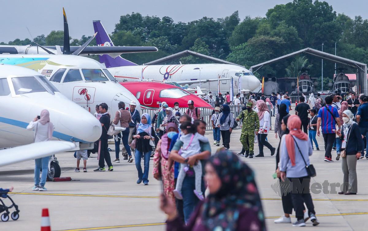 Orang awam mengunjungi Pameran Penerbangan Selangor 2022 di Skypark Rac, Subang. - FOTO NSTP