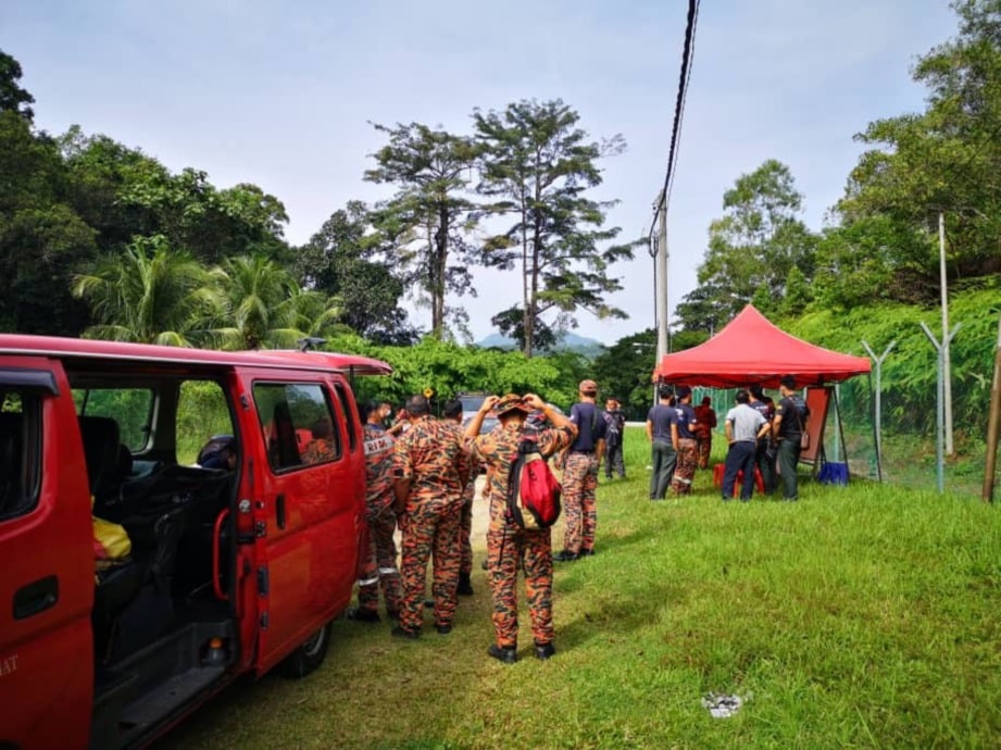 ANGGOTA bomba melakukan operasi pencarian seorang mangsa warga emas berusia 68 tahun dipercayai hilang semasa mendaki Gunung Korbu.FOTO ihsan Bomba Perak
