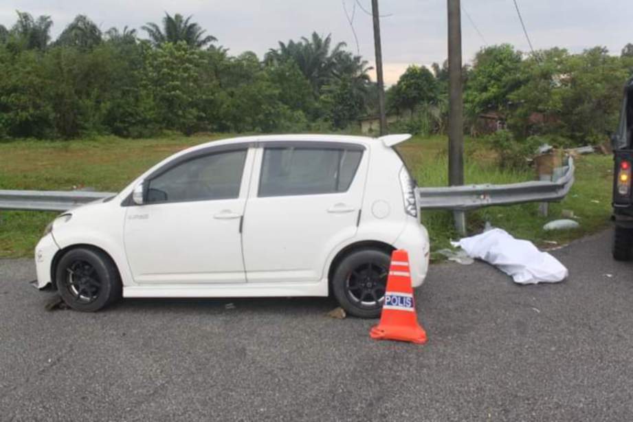 MAYAT pemandu Myvi yang terbabit dalam kemalangan di Sungai Tong, Setiu ditutup dengan kain putih di tempat kejadian sebelum dibawa ke Hospital Setiu untuk bedah siasat. FOTO ihsan Polis
