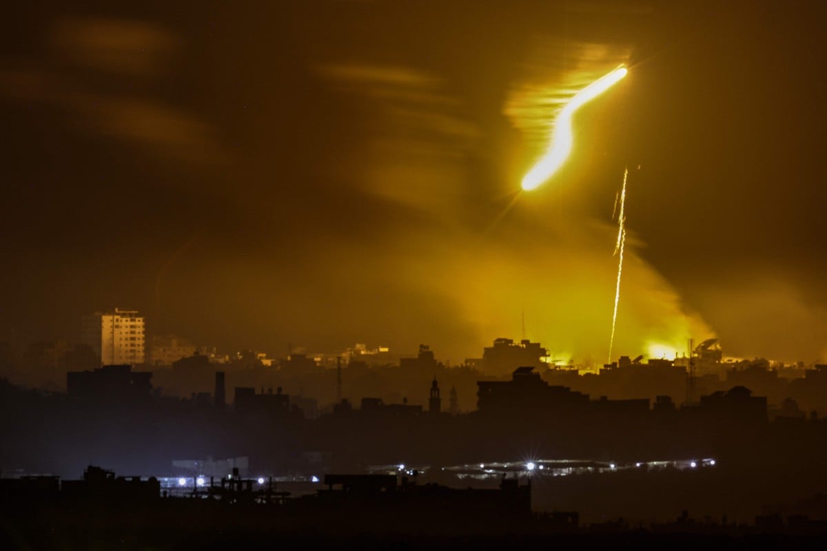 Suar yang dilepaskan tentera Israel ke arah Gaza. - FOTO AFP