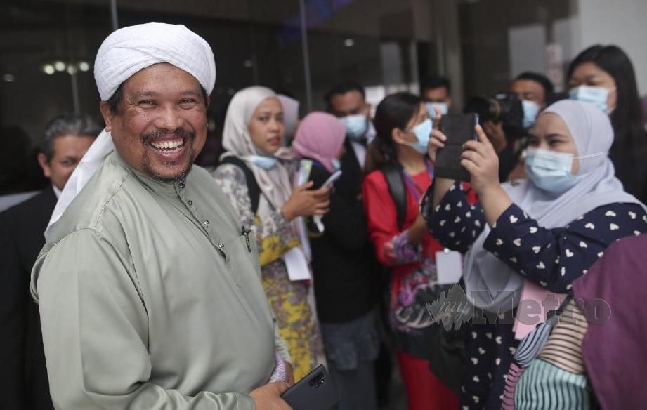 SATIFUL Bahri Mamat selepas  sidang media bersama wartawan semasa Mesyuarat Kedua Penggal Ketiga Dewan Undangan Negeri Keempat Belas di Wisma Darul Iman. FOTO Ghazali Kori