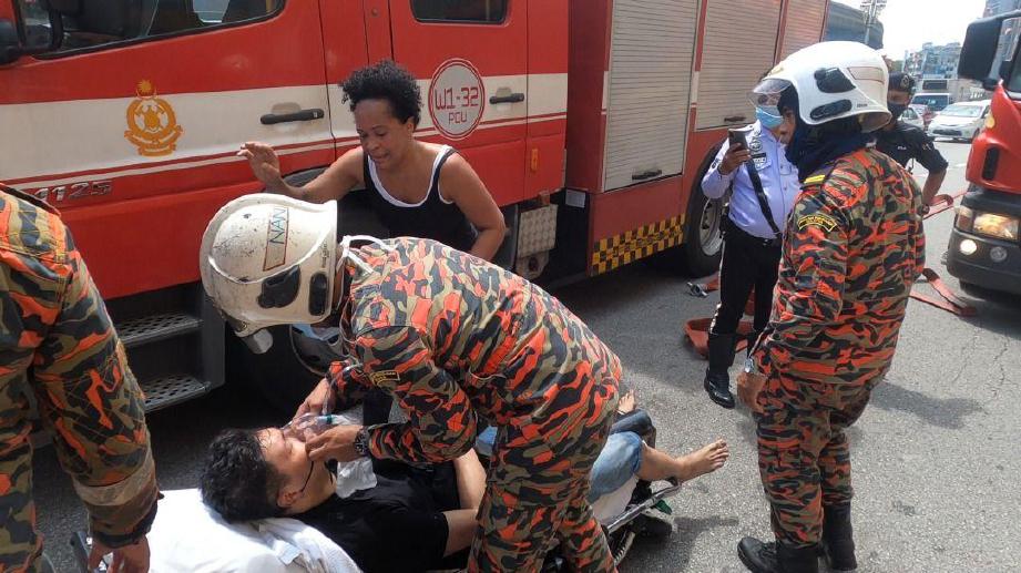 PENGHUNI yang terperangkap di dalam bangunan hotel itu diselamatkan pihak bomba. FOTO ihsan BOMBA