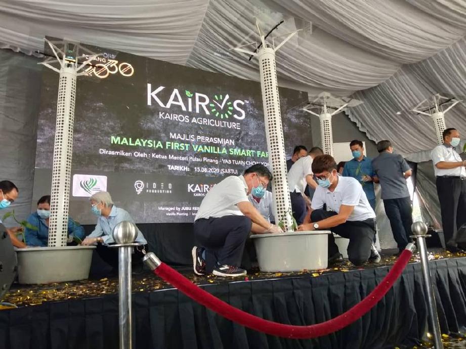 CHOW Kon Yeow ketika Majlis Pelancaran Kebun Vanila Pintar Pertama Malaysia di Permatang Pauh Agropark, Tasek Gelugor. FOTO ihsan Pembaca