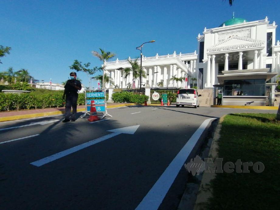 KOMPLEKS Mahkamah Kota Kinabalu dikawal ketat pasukan polis sempena hari pendengaran penghujahan semakan kehakiman berkaitan pembubaran Dewan Undangan Negeri (DUN) Sabah. - FOTO Yun Mikail