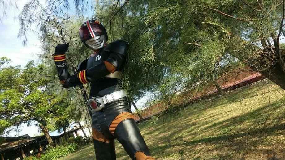 MOHD Shaifuddin aktif sebagai pemain cosplay bermula dengan memakai kostum Kamen Rider. FOTO ihsan Mohd Shaifuddin Rahmat
