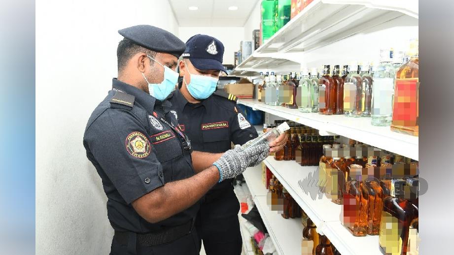 ANGGOTA penguat kuasa MPS merampas minuman keras tanpa lesen dalam operasi bersepadu di premis perniagaan di sekitar Gombak, Selayang, Rawang, Kundang dan Bandar Tasik Puteri, kelmarin.