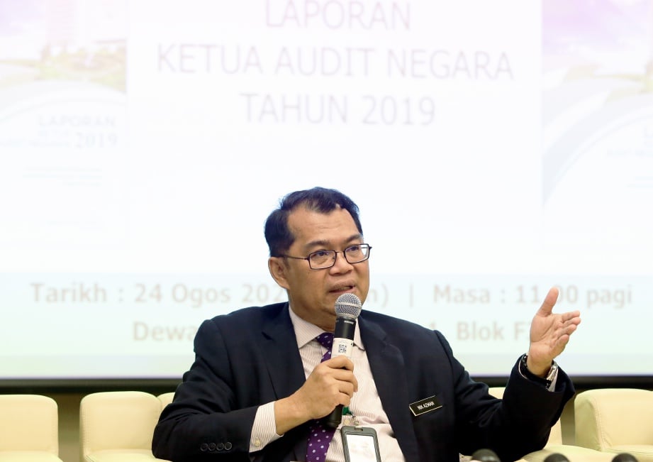 DATUK Nik Azman ketika sidang media selepas membentangkan Laporan Ketua Audit Negara Tahun 2019 Siri 1 di Putrajaya. FOTO Mohd Fadli Hamzah