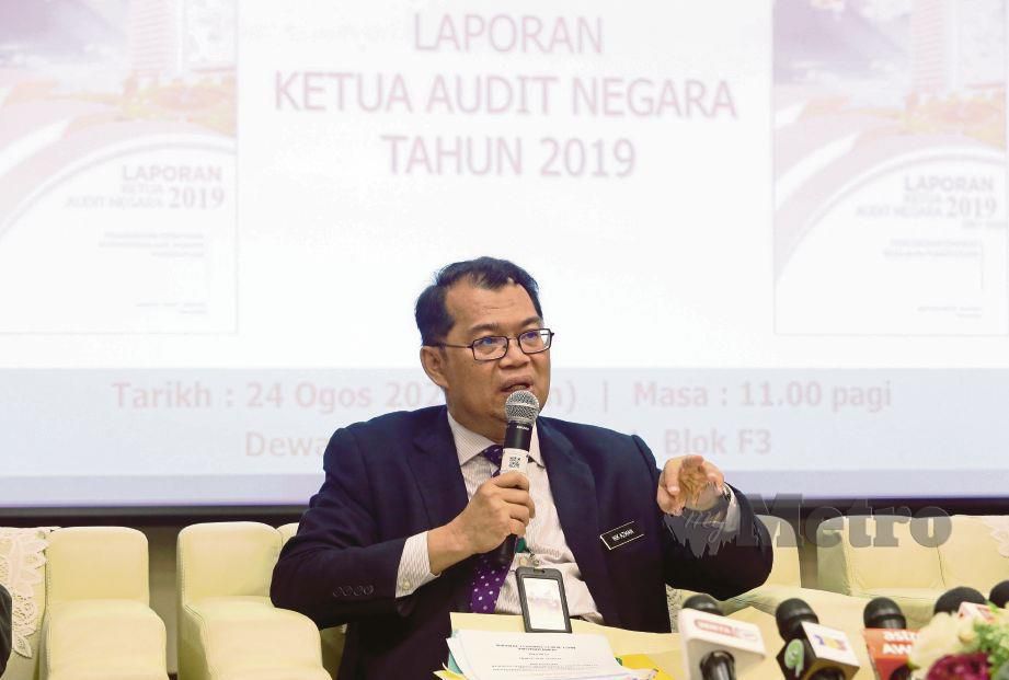 DATUK Nik Azman Nik Abdul Majid ketika sidang media selepas membentangkan Laporan Ketua Audit Negara Tahun 2019 Siri 1 di Putrajaya. FOTO Mohd Fadli Hamzah