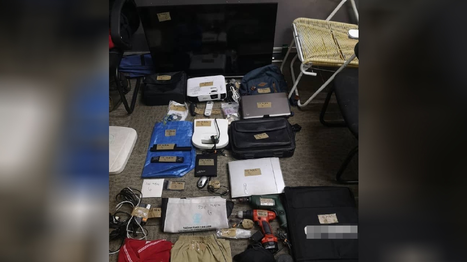 ANTARA barangan yang dirampas dalam serbuan tangkapan suspek kes pecah pusat tuisyen di Kota Damansara, Petaling Jaya, semalam.